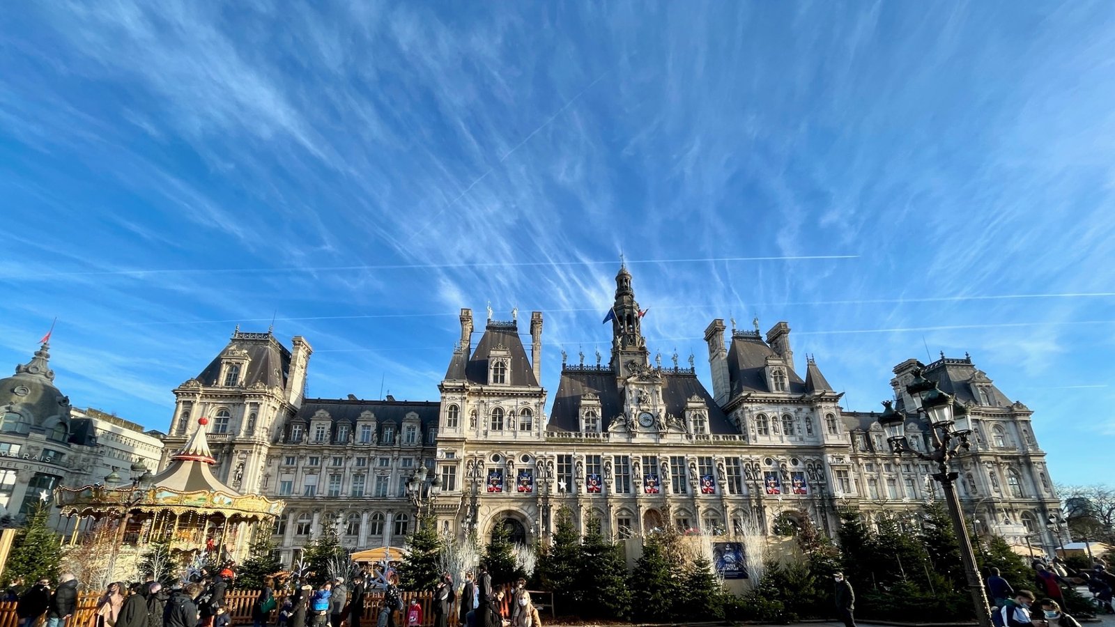 Hôtel de Ville, Paris, under a blue sky